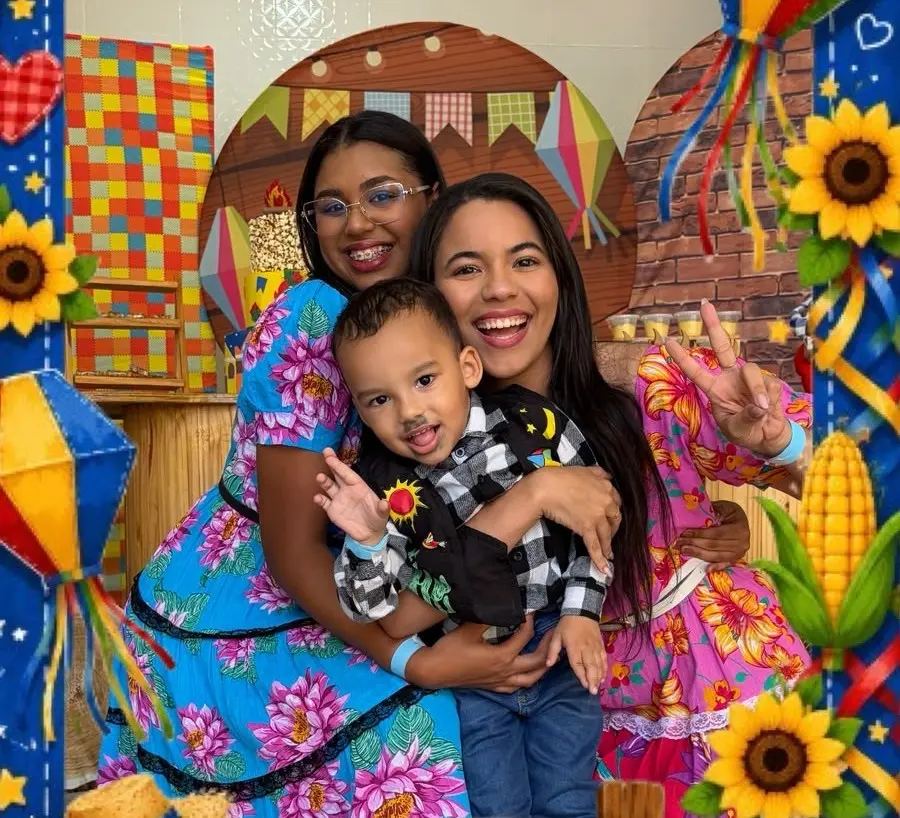Família aproveitando a festa junina na Escola Tempo de Aprender